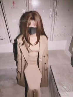 【海角_169310278101】美腿嫂子小骚货，趁装修工装修时打炮，地库打炮滋了一地水，忍不住叫 站不稳 截图2