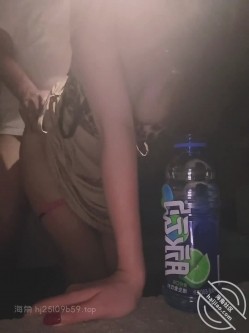 【海角_169310278101】美腿嫂子小骚货，趁装修工装修时打炮，地库打炮滋了一地水，忍不住叫 站不稳 截图15
