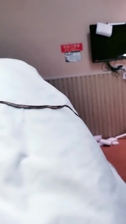 嫂子回来了全露脸性欲旺盛，用奶子撩骚大哥的鸡巴口交，让大哥后入爆草闯红灯模式抽插，浪荡呻吟搞了一逼血 截图3