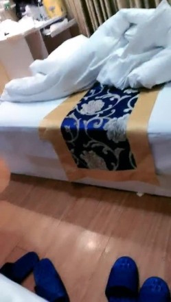 嫂子回来了全露脸性欲旺盛，用奶子撩骚大哥的鸡巴口交，让大哥后入爆草闯红灯模式抽插，浪荡呻吟搞了一逼血 截图4