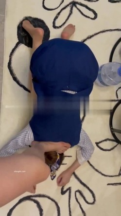 终极反差，穷人女神富人母狗，属性拉满，大神豪宅圈养极品性奴母狗日常调教，舔脚喝尿啪啪各种花样SM羞辱 截图4