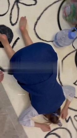 终极反差，穷人女神富人母狗，属性拉满，大神豪宅圈养极品性奴母狗日常调教，舔脚喝尿啪啪各种花样SM羞辱 截图5
