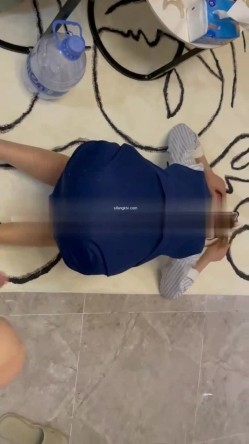 终极反差，穷人女神富人母狗，属性拉满，大神豪宅圈养极品性奴母狗日常调教，舔脚喝尿啪啪各种花样SM羞辱 截图7
