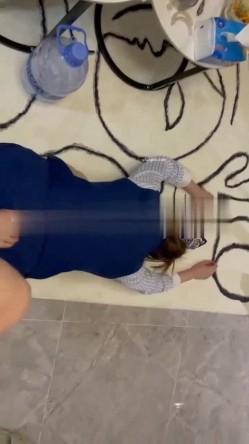 终极反差，穷人女神富人母狗，属性拉满，大神豪宅圈养极品性奴母狗日常调教，舔脚喝尿啪啪各种花样SM羞辱 截图8