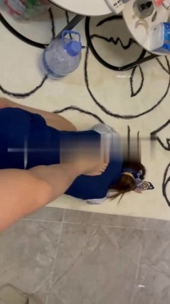 终极反差，穷人女神富人母狗，属性拉满，大神豪宅圈养极品性奴母狗日常调教，舔脚喝尿啪啪各种花样SM羞辱 截图9