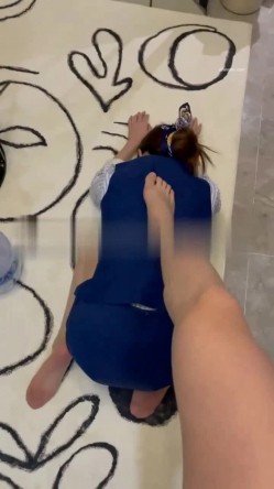 终极反差，穷人女神富人母狗，属性拉满，大神豪宅圈养极品性奴母狗日常调教，舔脚喝尿啪啪各种花样SM羞辱 截图10
