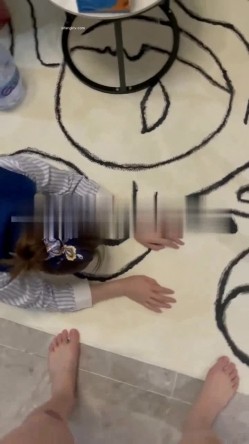 终极反差，穷人女神富人母狗，属性拉满，大神豪宅圈养极品性奴母狗日常调教，舔脚喝尿啪啪各种花样SM羞辱 截图12