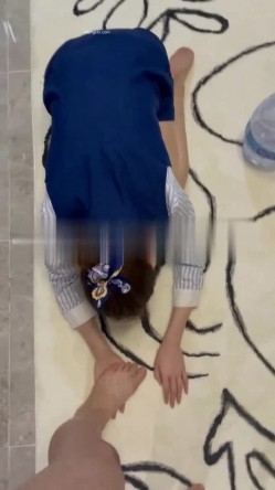 终极反差，穷人女神富人母狗，属性拉满，大神豪宅圈养极品性奴母狗日常调教，舔脚喝尿啪啪各种花样SM羞辱 截图13