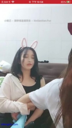 极品高颜冷艳御姐，反差小妈感女主播「金刚护撸娃」「小奶猫」激情淫语撩骚，和姐妹下海大秀，互舔互口假鸡巴互插 截图9