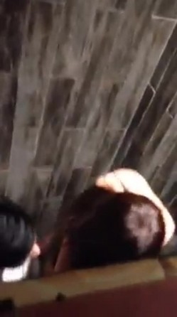 发现隔壁卫生间有动静站在马桶上看居然是两个小情侣在厕所偷情 截图1