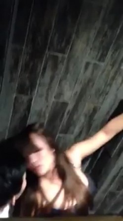 发现隔壁卫生间有动静站在马桶上看居然是两个小情侣在厕所偷情 截图3