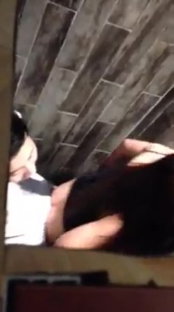 发现隔壁卫生间有动静站在马桶上看居然是两个小情侣在厕所偷情 截图7
