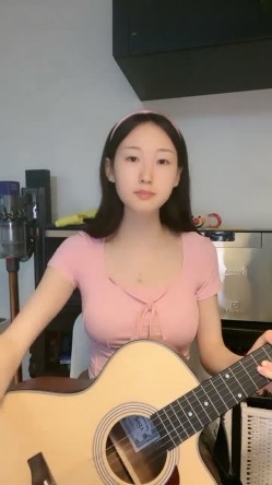大学生下海！音乐系顶尖素颜女神~【学生妹妹】道具自慰~爽，极品极品，清纯指数爆表，喷血推荐 截图5