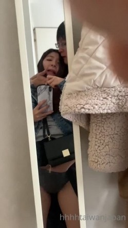 《极品反差淫妻泄密》露脸才是王道！推特温柔贤惠型娇妻mumi私拍第二季，表里不一大玩性爱，调教露出道具 截图2