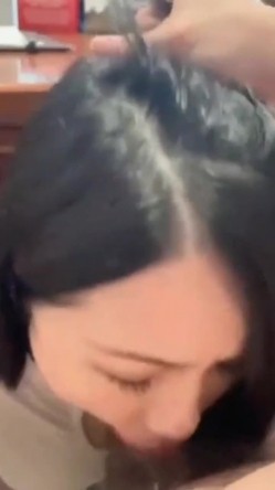 黑丝巨乳美女吃鸡啪啪 舔的好给你加薪 谢谢老板 不要拍到脸 舔菊花乳交上位啪啪 技术超棒 截图10
