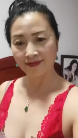 抖音 风车熟女· 珠珠· ：这个骚逼52块钱加微后还要钱才能给视频，草他妈的，这大骚穴是真耐操！ 截图2