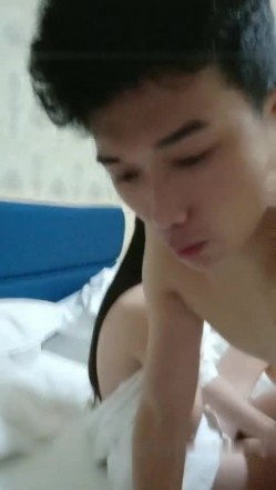 小哥【让你受精】约炮颜值不错文静妹子激情啪啪，洗完澡后入抽插猛操 截图3