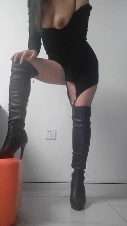 ️美腿美乳骚人妻【橘娘】最新VIP付费群作品，道具自慰边插边喷水 截图9