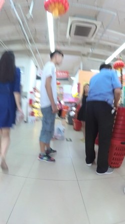 北京地铁商圈CD系列2，掀裙被小姐姐发现差点被打手，大神不怕还继续拍 截图15