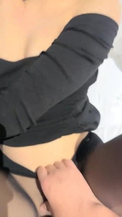 新来的骚货，拜金女，开着特斯拉去车震，【柔柔早点睡】，KTV塞跳蛋，车震，酒店开房一条龙 截图1