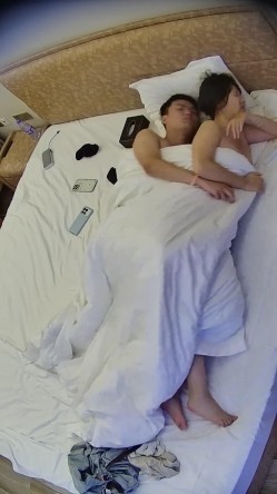 情趣酒店 一对激情小情侣开钟点发打炮 女生好像还是学生妹 一下午打了好几炮 被男友边操边揉逼 截图3