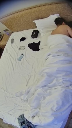 情趣酒店 一对激情小情侣开钟点发打炮 女生好像还是学生妹 一下午打了好几炮 被男友边操边揉逼 截图4