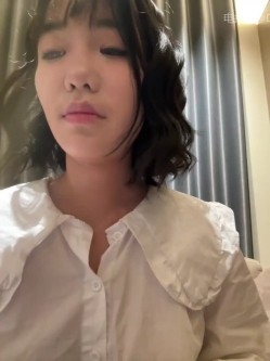️极品反差甜妹【lucy2027】表情非常可爱的学生妹趁着没人在教室和厕所自慰 截图1