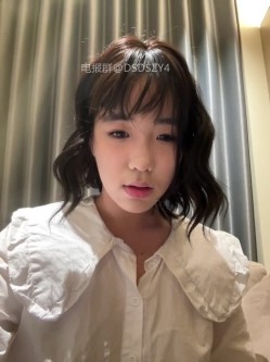 ️极品反差甜妹【lucy2027】表情非常可爱的学生妹趁着没人在教室和厕所自慰 截图5