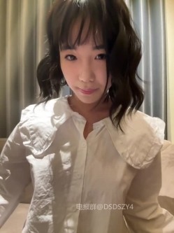 ️极品反差甜妹【lucy2027】表情非常可爱的学生妹趁着没人在教室和厕所自慰 截图9