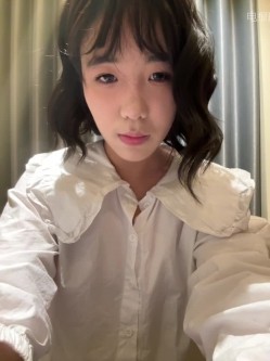 ️极品反差甜妹【lucy2027】表情非常可爱的学生妹趁着没人在教室和厕所自慰 截图16