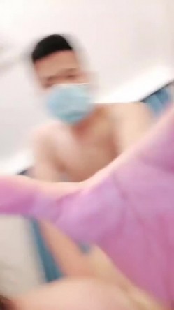 《婀娜多姿 极品骚婊》保时捷车模为赚钱下海被炮友各种操，小背心哪咤头展示身材，蹲着被炮友插嘴，后入大白美臀 截图10