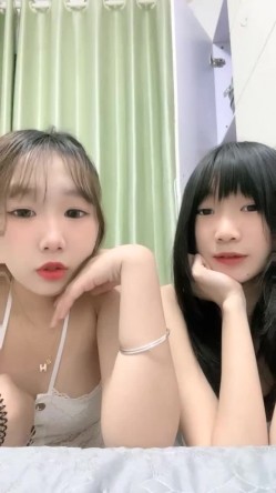 【一只兔叽吖】校花双女神~!尺度升级~完全放飞~无套群P，小妹妹挺漂亮，被干得娇喘阵阵 截图1