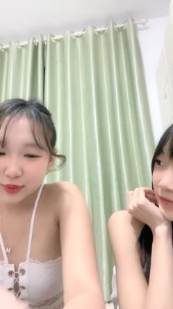 【一只兔叽吖】校花双女神~!尺度升级~完全放飞~无套群P，小妹妹挺漂亮，被干得娇喘阵阵 截图6