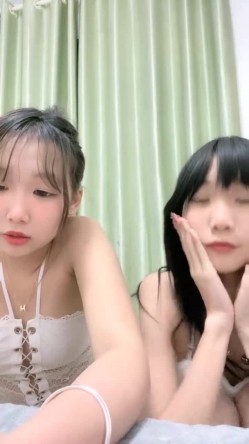 【一只兔叽吖】校花双女神~!尺度升级~完全放飞~无套群P，小妹妹挺漂亮，被干得娇喘阵阵 截图13