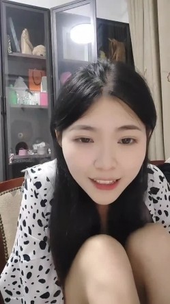 【七七爱吃饭】清纯反差婊~戴起眼镜真骚~密码房道具自慰 截图12