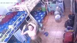 保安队长利用职务之便 ️偷偷在员工宿舍安装摄像头偷拍美女在宿舍内换衣服 截图2