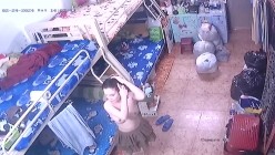 保安队长利用职务之便 ️偷偷在员工宿舍安装摄像头偷拍美女在宿舍内换衣服 截图3