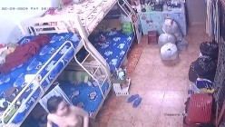 保安队长利用职务之便 ️偷偷在员工宿舍安装摄像头偷拍美女在宿舍内换衣服 截图4
