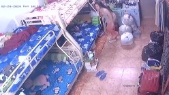 保安队长利用职务之便 ️偷偷在员工宿舍安装摄像头偷拍美女在宿舍内换衣服 截图6