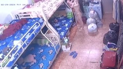 保安队长利用职务之便 ️偷偷在员工宿舍安装摄像头偷拍美女在宿舍内换衣服 截图7