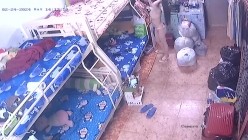 保安队长利用职务之便 ️偷偷在员工宿舍安装摄像头偷拍美女在宿舍内换衣服 截图8