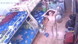 保安队长利用职务之便 ️偷偷在员工宿舍安装摄像头偷拍美女在宿舍内换衣服 截图9