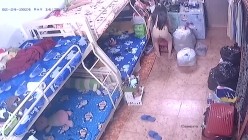 保安队长利用职务之便 ️偷偷在员工宿舍安装摄像头偷拍美女在宿舍内换衣服 截图11