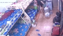 保安队长利用职务之便 ️偷偷在员工宿舍安装摄像头偷拍美女在宿舍内换衣服 截图12