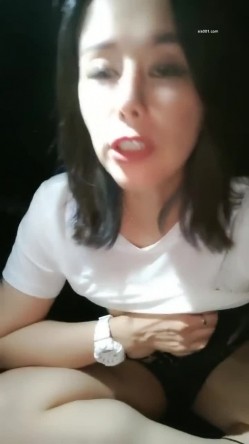 大奶熟女大姐 你鸡吧都不硬还操 吹一下 啊啊用力操我 和大哥玩刺激路边车震 无套内射 大哥紧 截图5