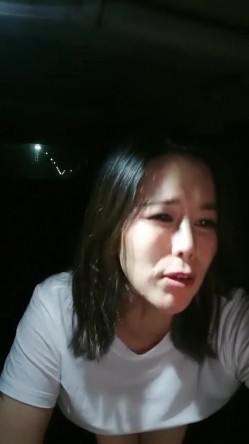 大奶熟女大姐 你鸡吧都不硬还操 吹一下 啊啊用力操我 和大哥玩刺激路边车震 无套内射 大哥紧 截图6