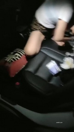 大奶熟女大姐 你鸡吧都不硬还操 吹一下 啊啊用力操我 和大哥玩刺激路边车震 无套内射 大哥紧 截图9