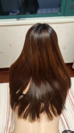 原档泄密流出 颜值不错的广州白领骚女穿着各式情趣内衣和男炮友性爱自拍 截图2