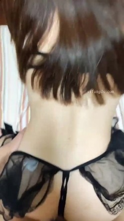原档泄密流出 颜值不错的广州白领骚女穿着各式情趣内衣和男炮友性爱自拍 截图13
