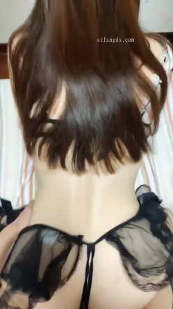 原档泄密流出 颜值不错的广州白领骚女穿着各式情趣内衣和男炮友性爱自拍 截图15